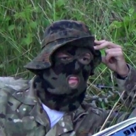 low_res балаклава вопрошающий_взгляд всрато головной_убор держится_за_голову зодумолся камуфляж лежит_в_траве лес мужик непонимание облокотился охуевает панамка природа рожа смехуёчки трава што // 324x322 // 31KB
